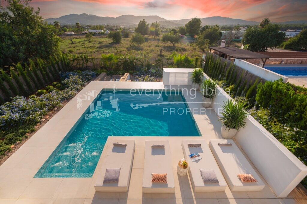Cosmopolitan Luxury Chic Villa with Private Pool and Tourist Rental License in Jesus — Villa