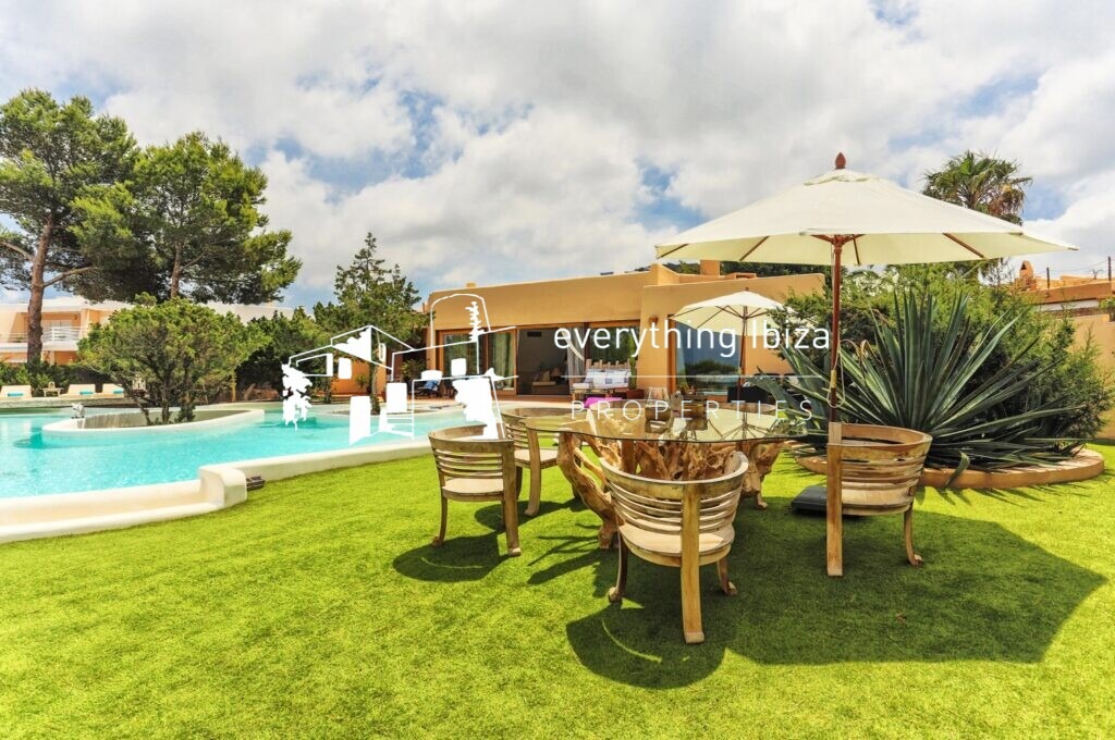 Magnificent Frontline House Close to Beaches with Amazing Sea Views in Cala Tarida — Semi-detached house