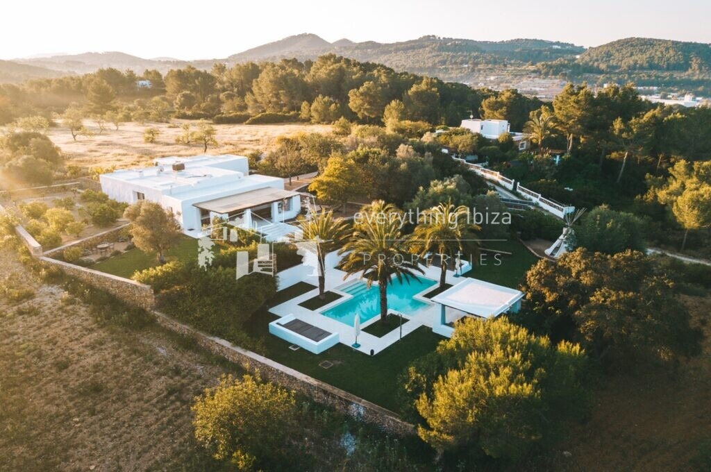 Classic Blakstad Finca with Rental License Close to Popular Santa Gertrudis in Santa Gertrudis — Finca