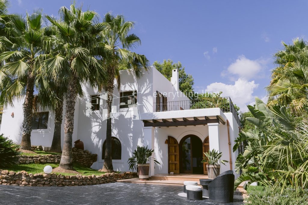 SOLD – Beautifully Designed Rural Villa with Pool in Tranquil Surroundings in San Rafael — Villa