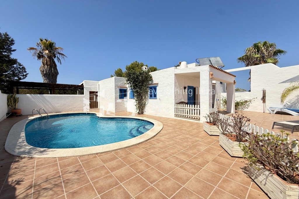 SOLD – Charming Detached Villa with Huge Potential Close to the Local Area Beaches in San Agusti de Vedra — Villa