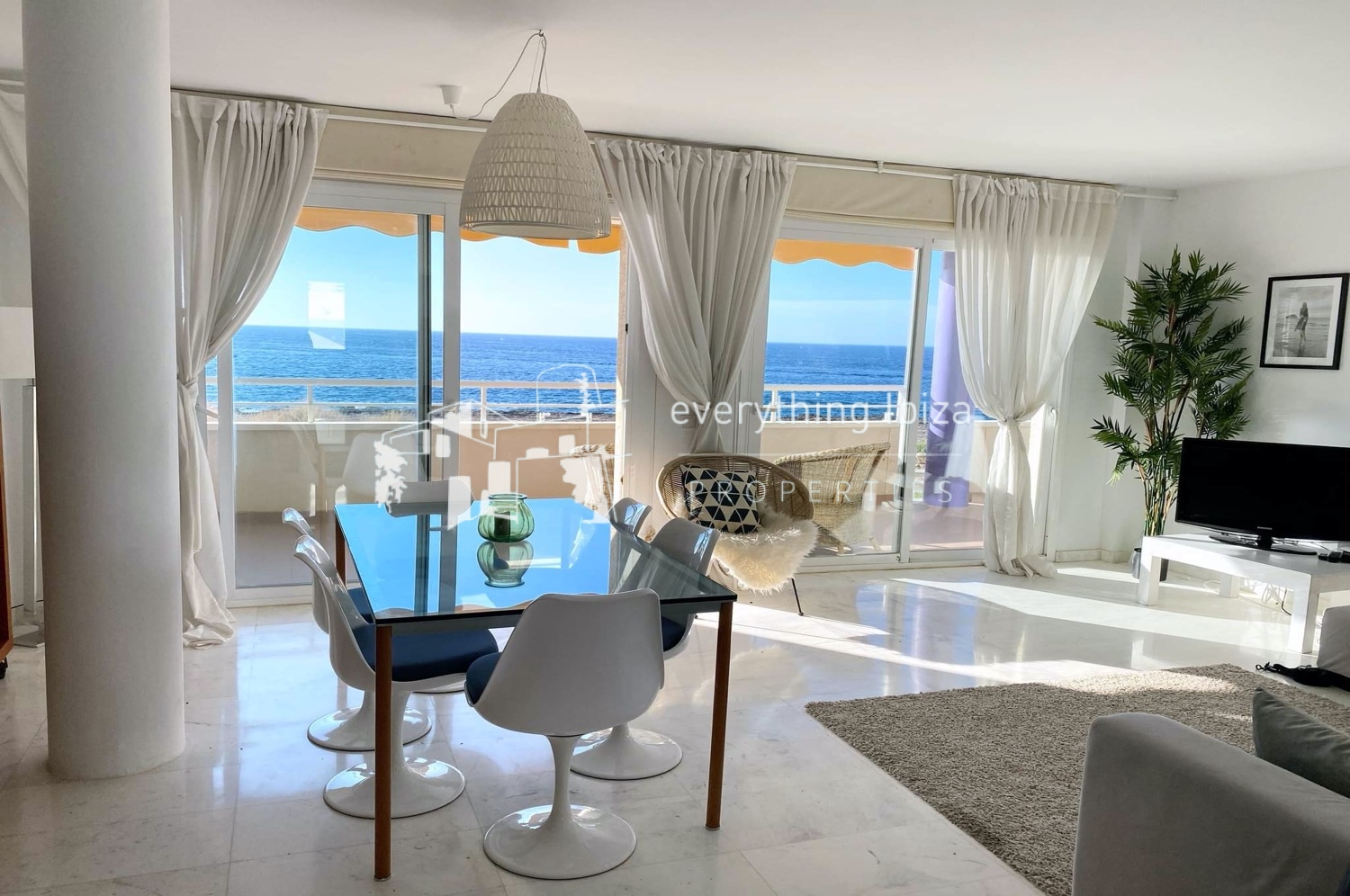 Chic Cosmopolitan 4 Bedroomed Frontline Apartment with Amazing Sea and Sunset Views in Ibiza