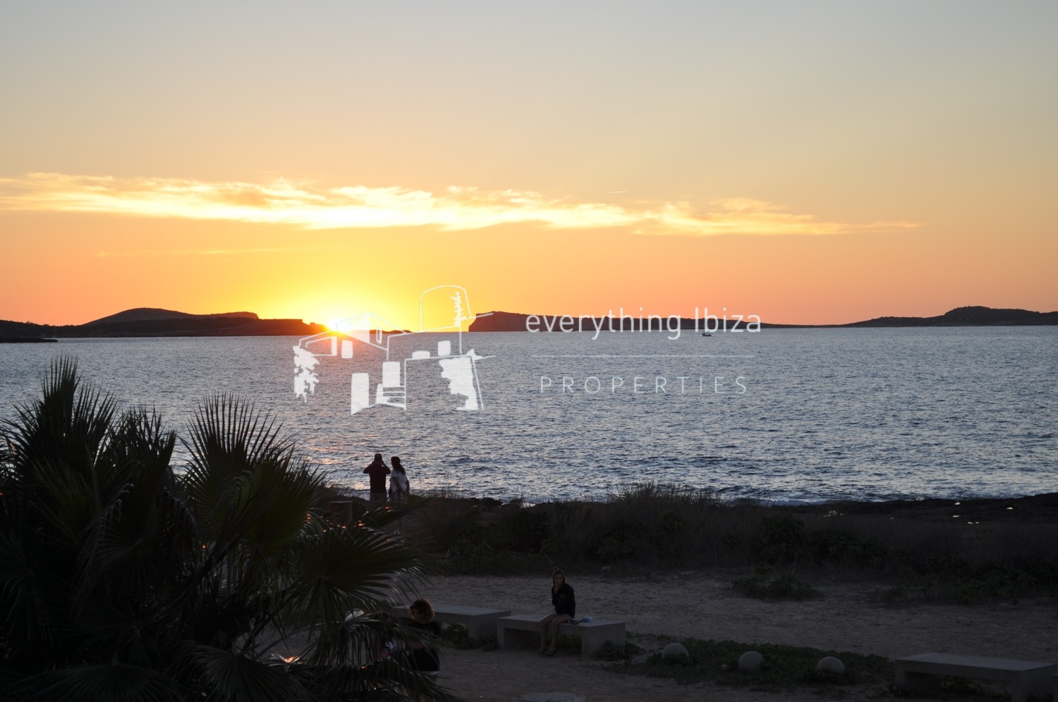 Chic Cosmopolitan 4 Bedroomed Frontline Apartment with Amazing Sea and Sunset Views in Ibiza