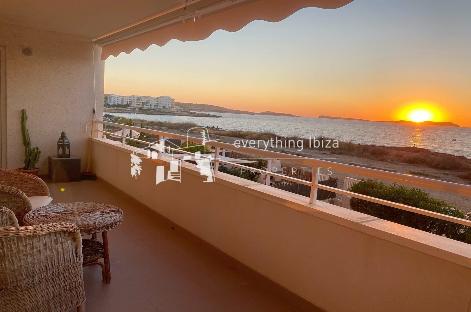 Chic Cosmopolitan 4 Bedroomed Frontline Apartment with Amazing Sea and Sunset Views in Ibiza