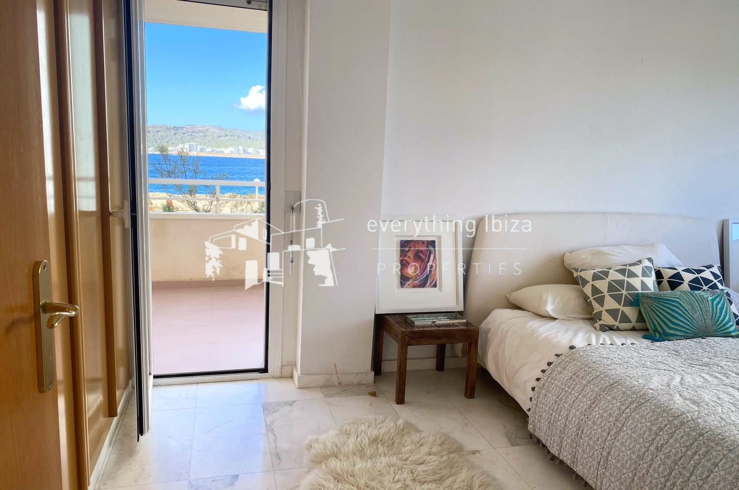 Chic Cosmopolitan 4 Bedroomed Frontline Apartment with Amazing Sea and Sunset Views in Ibiza