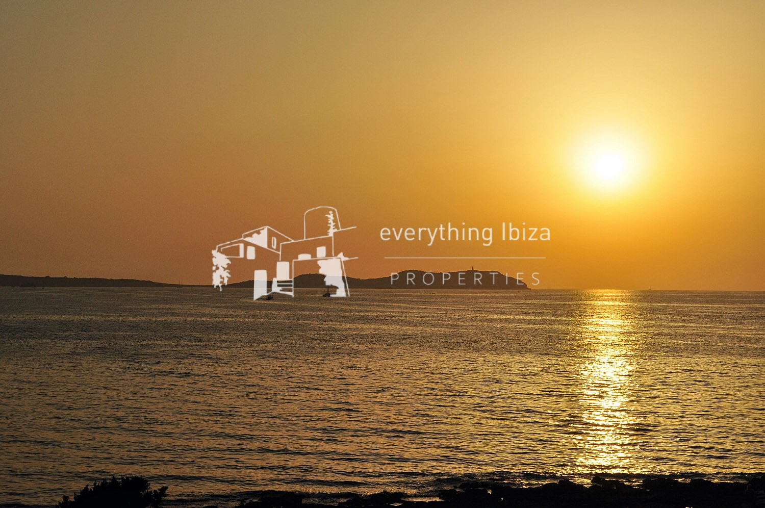 Chic Cosmopolitan 4 Bedroomed Frontline Apartment with Amazing Sea and Sunset Views in Ibiza