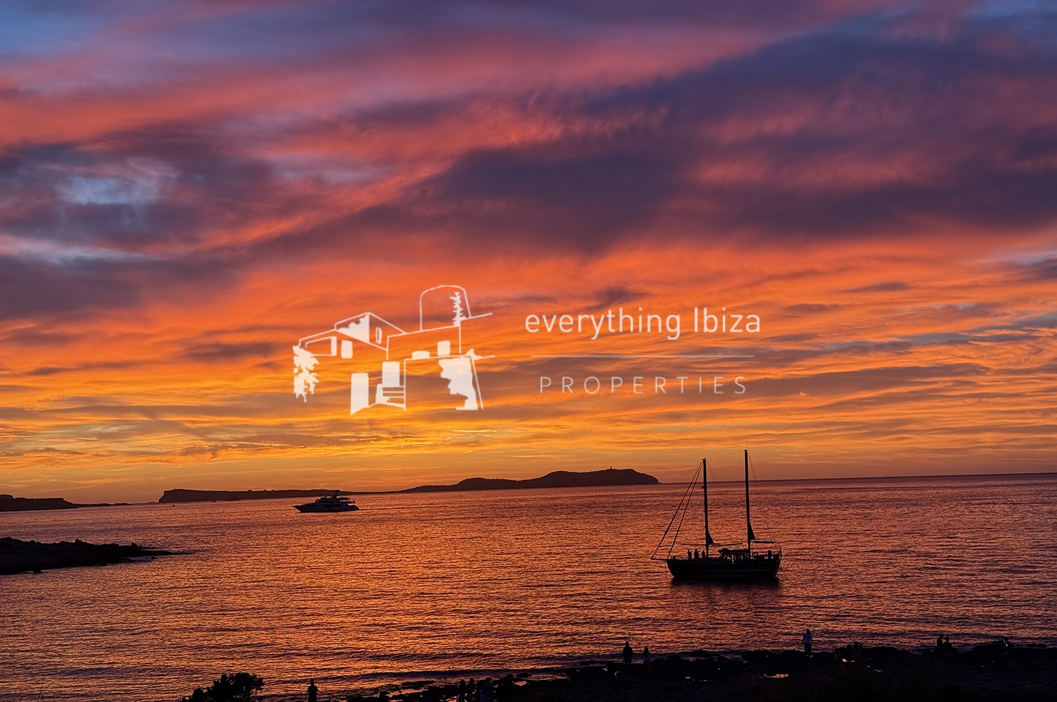 Chic Cosmopolitan 4 Bedroomed Frontline Apartment with Amazing Sea and Sunset Views in Ibiza