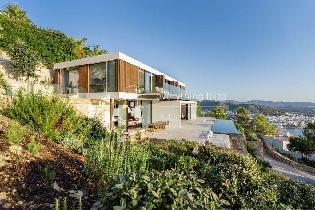 New Luxury Villa of First Quality and Design with Stunning Sea, Sunrise and Coastline Views in Siesta — Villa