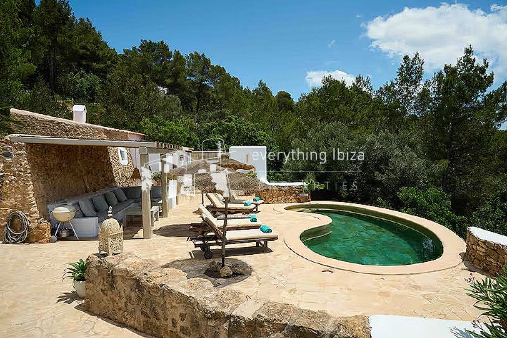 Traditional Ibiza Finca with Pool and Tourist License Set in a Stunning Rural Setting in San Lorenzo — Finca