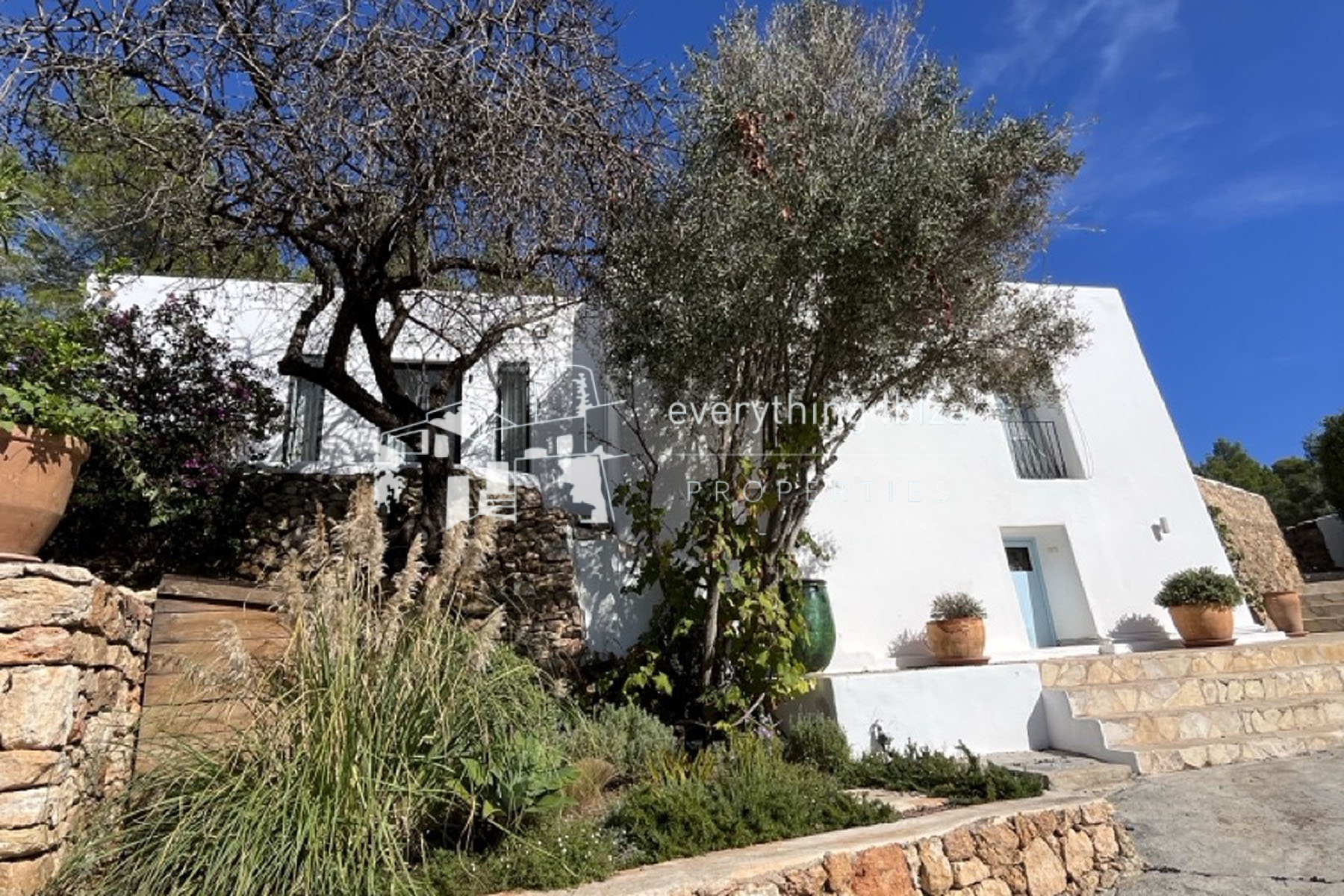 Traditional Ibiza Finca with Pool and Tourist License Set in a Stunning Rural Setting by everything ibiza Properties - ref. 1865