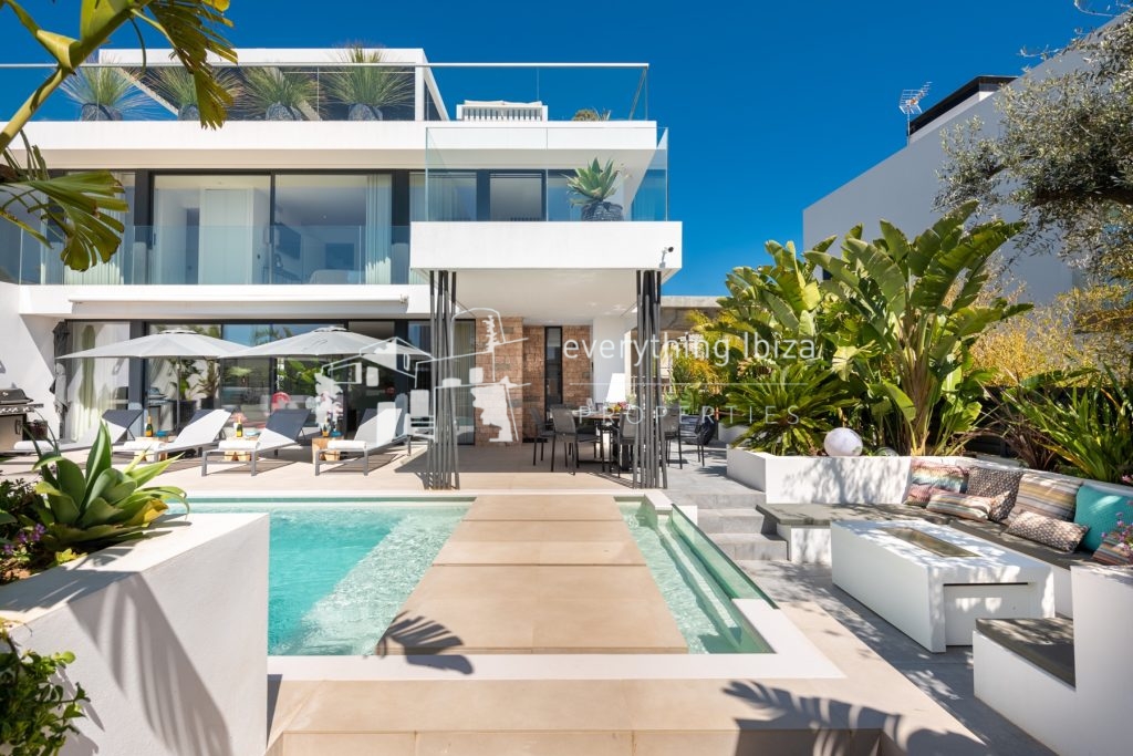 Luxury Cosmopolitan Villa with Its Own Club Ideally Located for the Beach, Jesus and Ibiza Town in Ses Torres — Villa