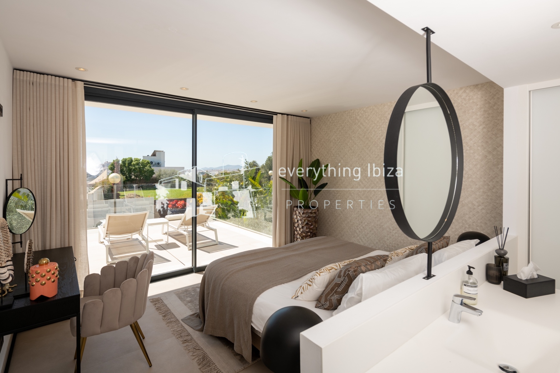 Luxury Cosmopolitan Villa with Its Own Club Ideally Located for the Beach, Jesus and Ibiza Town - ref. 1875 - by everything ibiza Properties