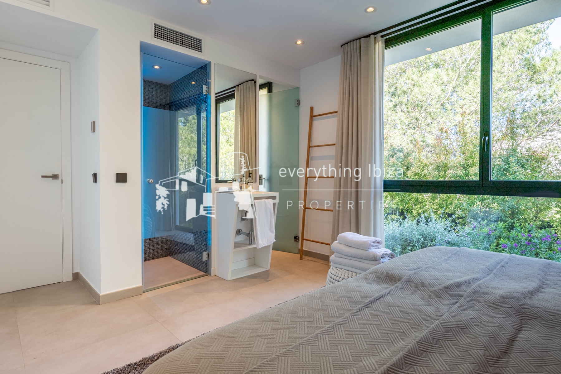 Luxury Cosmopolitan Villa with Its Own Club Ideally Located for the Beach, Jesus and Ibiza Town - ref. 1875 - by everything ibiza Properties