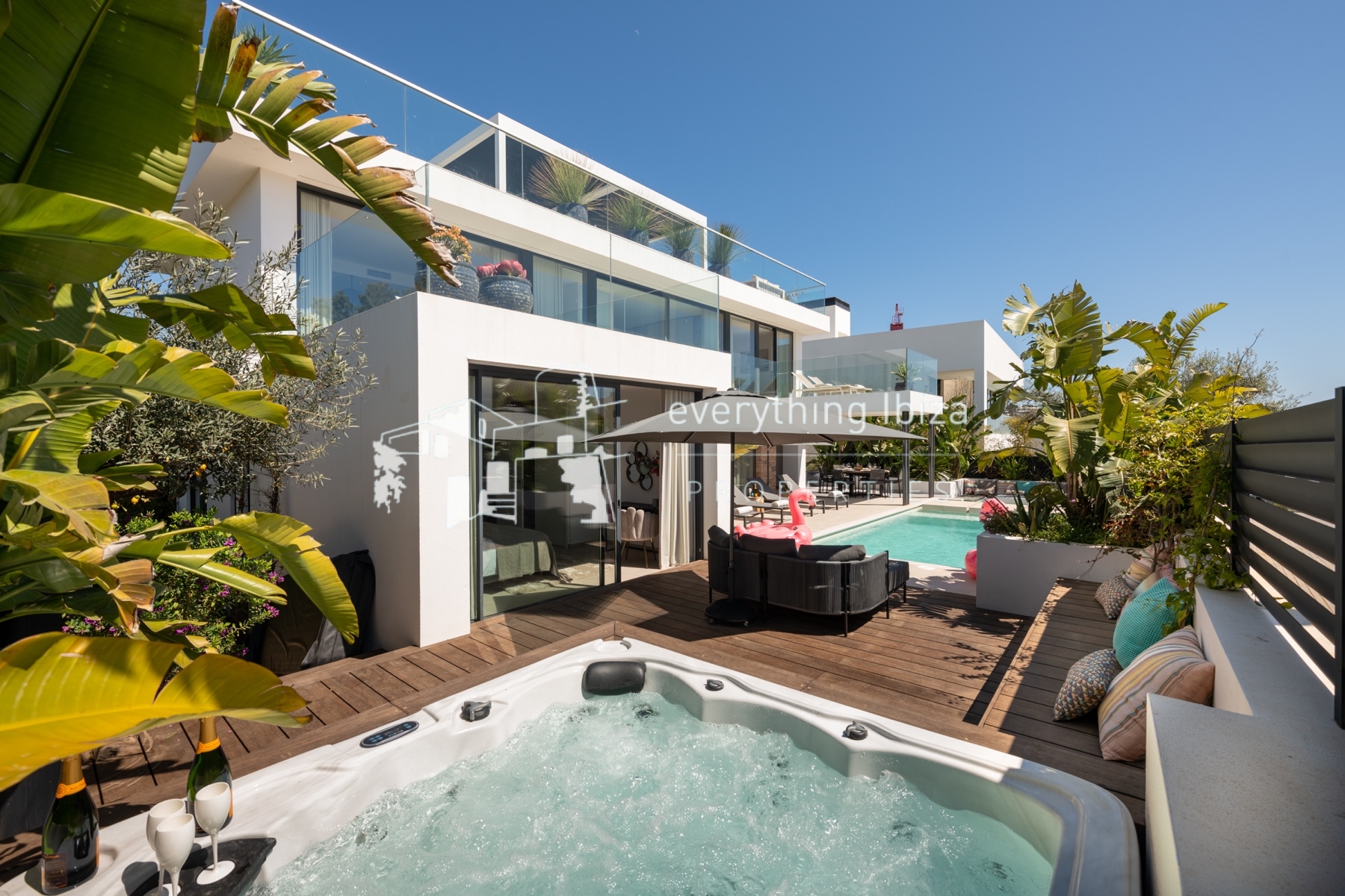 Luxury Cosmopolitan Villa with Its Own Club Ideally Located for the Beach, Jesus and Ibiza Town - ref. 1875 - by everything ibiza Properties