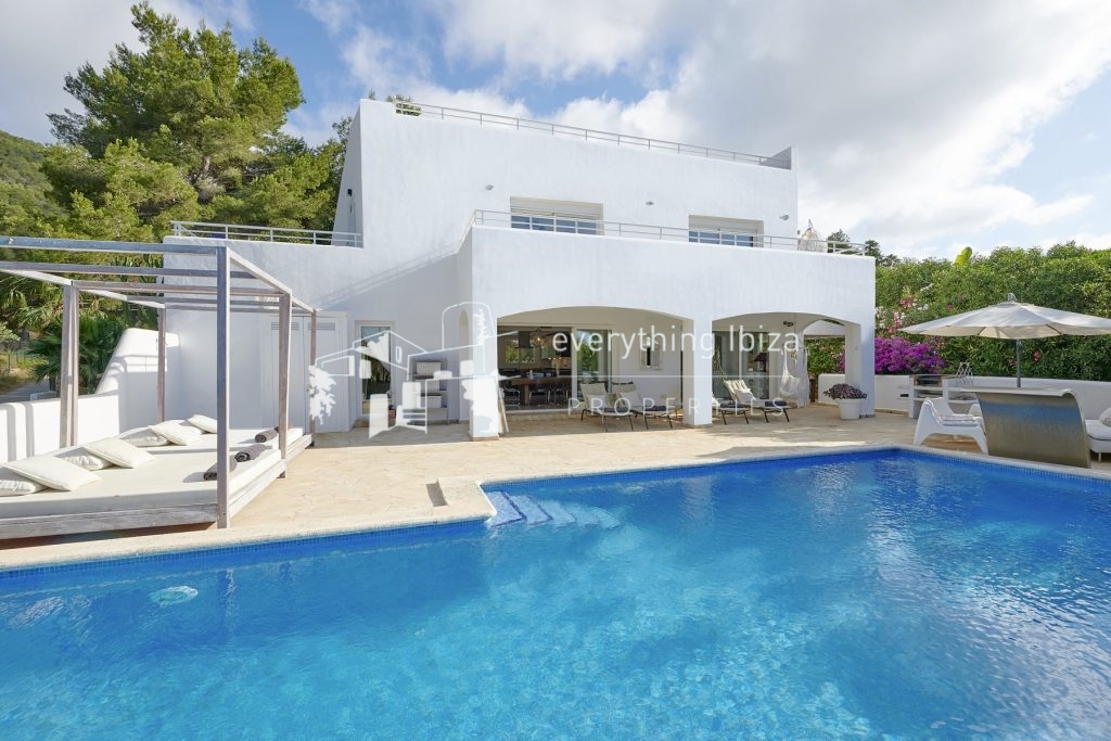 Elegant Modern Villa with Private Infinity Pool and Tourist License Close to Cosmopolitan Santa Eulalia in Siesta — Villa