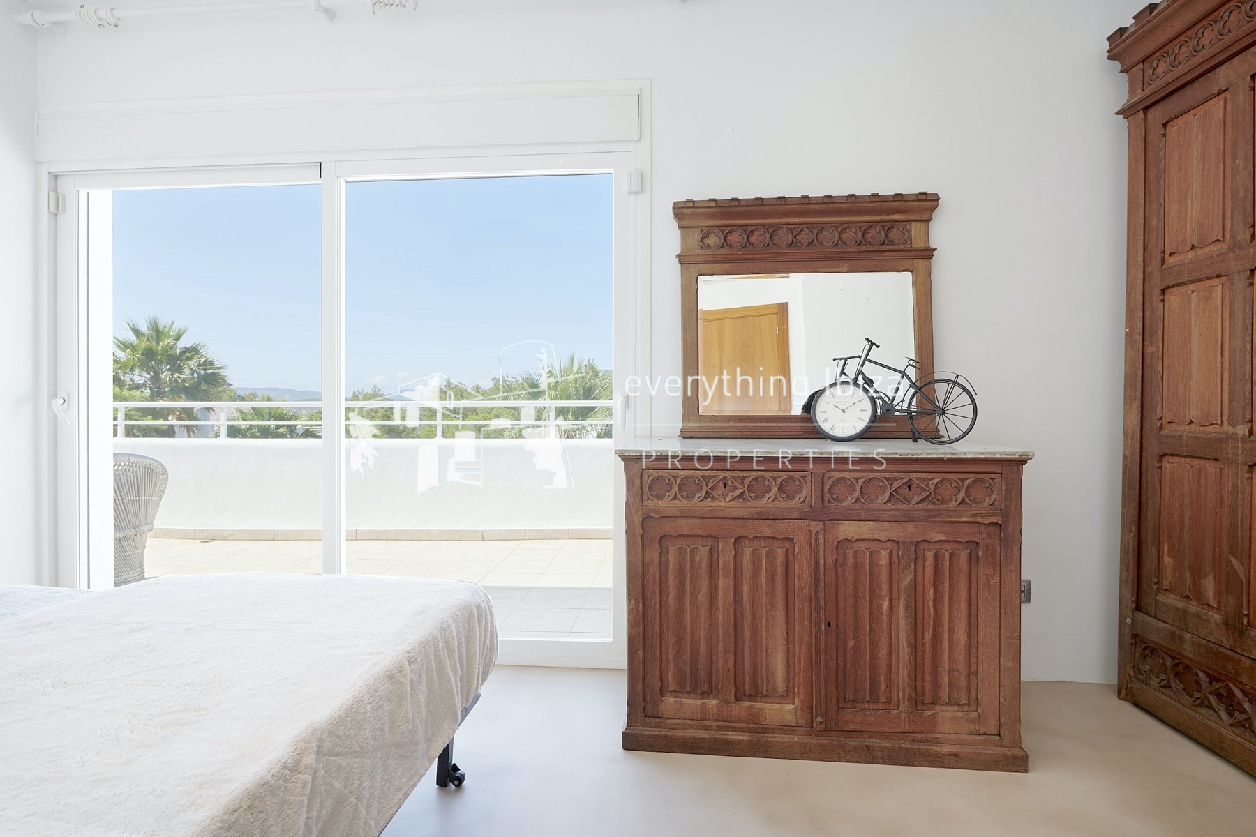 Elegant Modern Villa with Private Infinity Pool and Tourist License Close to Cosmopolitan Santa Eulalia by everything ibiza Properties - ref. 1880