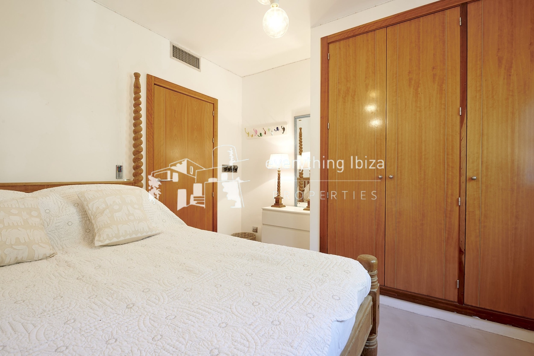 Elegant Modern Villa with Private Infinity Pool and Tourist License Close to Cosmopolitan Santa Eulalia by everything ibiza Properties - ref. 1880