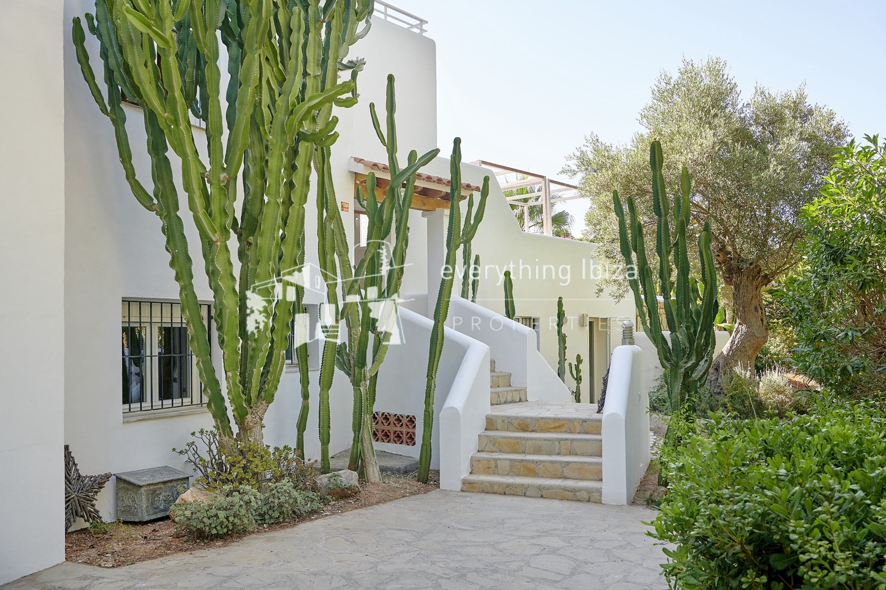 Elegant Modern Villa with Private Infinity Pool and Tourist License Close to Cosmopolitan Santa Eulalia by everything ibiza Properties - ref. 1880