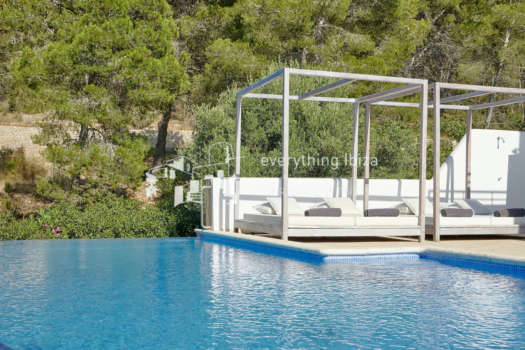Elegant Modern Villa with Private Infinity Pool and Tourist License Close to Cosmopolitan Santa Eulalia by everything ibiza Properties - ref. 1880