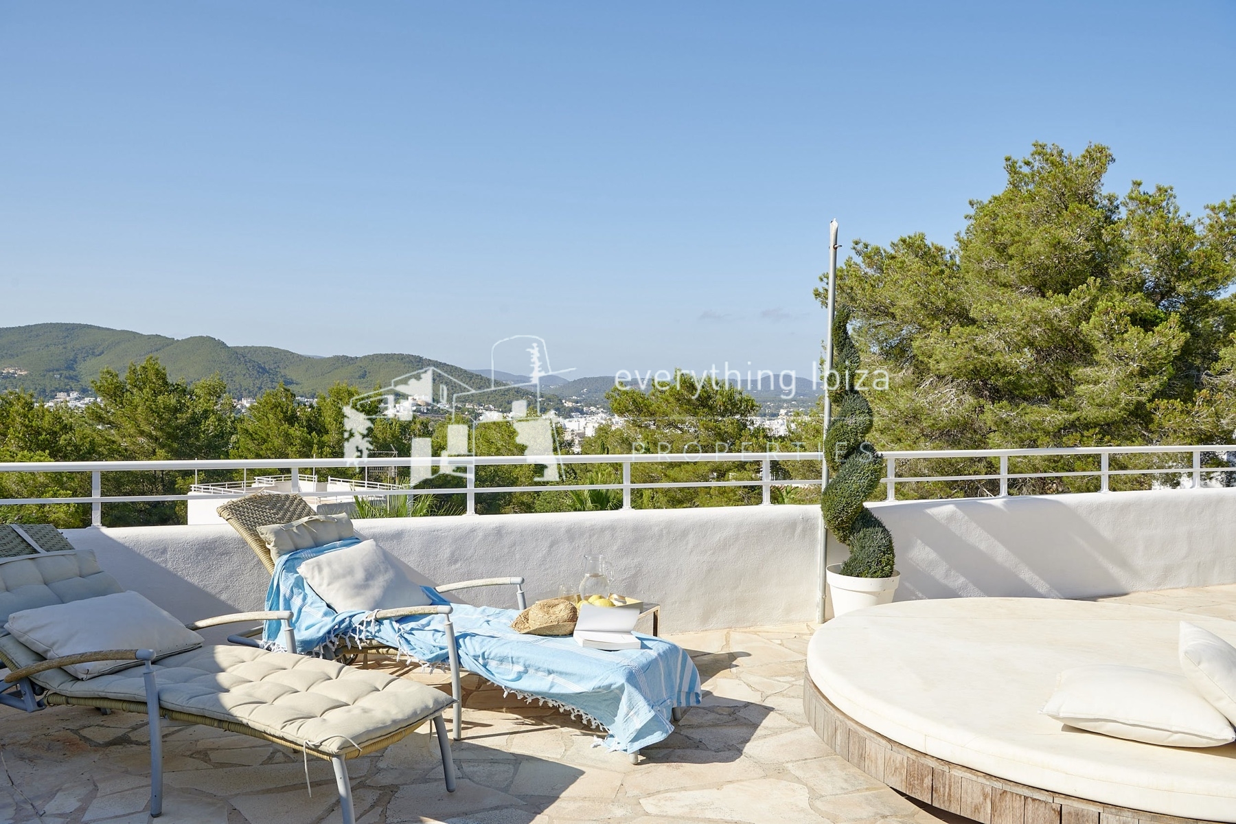 Elegant Modern Villa with Private Infinity Pool and Tourist License Close to Cosmopolitan Santa Eulalia by everything ibiza Properties - ref. 1880