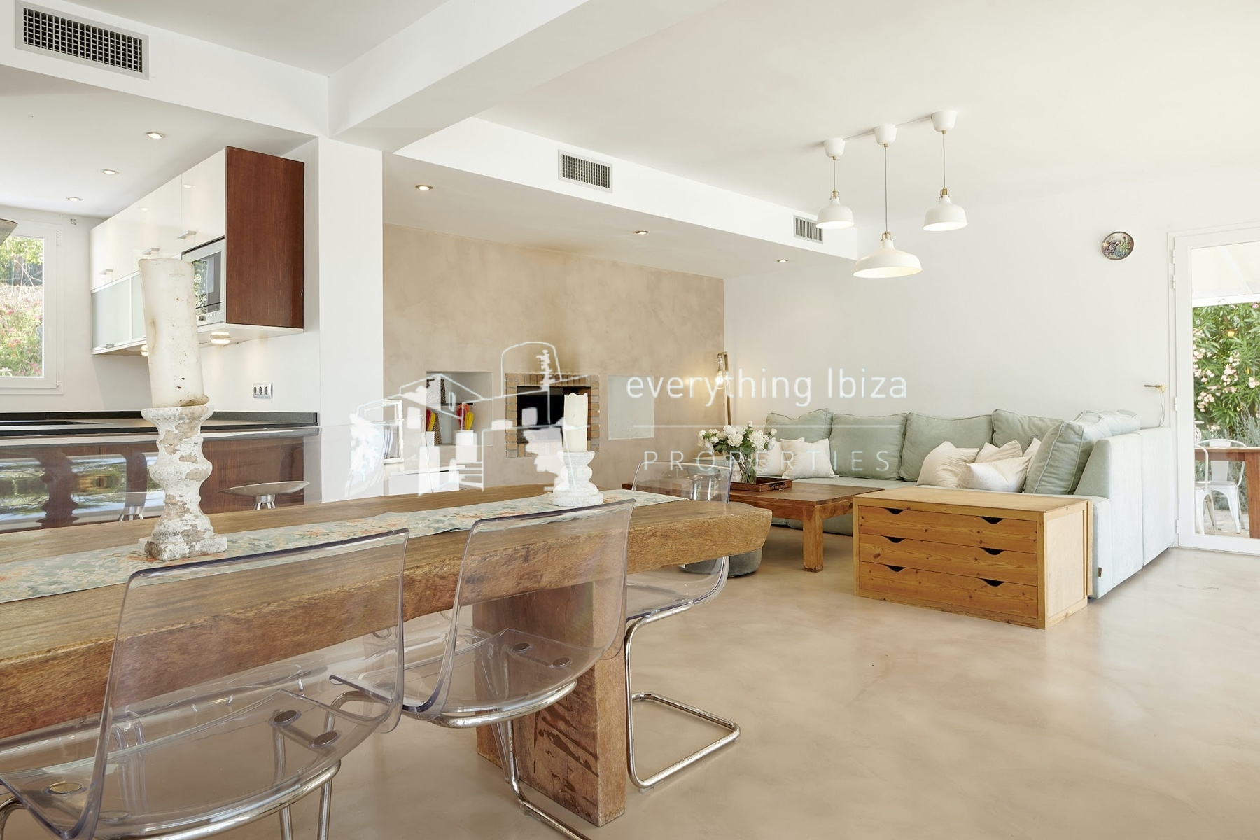 Elegant Modern Villa with Private Infinity Pool and Tourist License Close to Cosmopolitan Santa Eulalia by everything ibiza Properties - ref. 1880