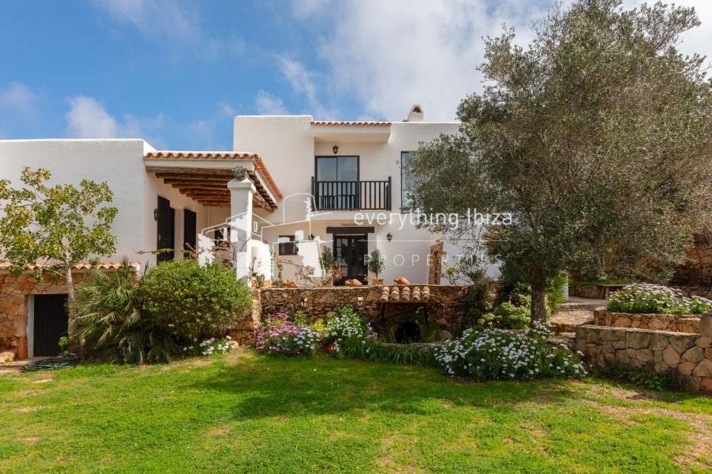 Beautifully Designed Authentic Country Villa Close to the Beach with Guest House, Sea and Sunset Views in Cala Salada — Villa