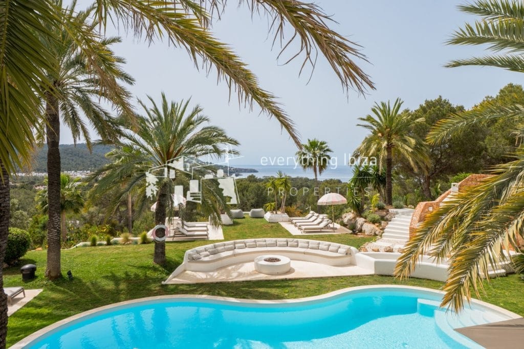 Magnificent Luxury Villa Set in a Stunning Large Private Estate with Amazing Sea and Sunset Views in Cala Tarida — Villa