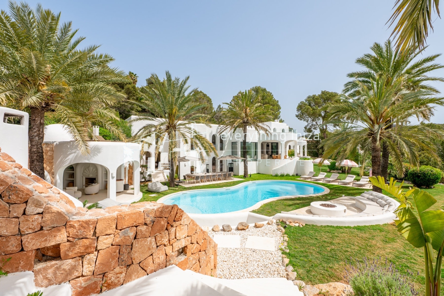 Magnificent Luxury Villa Set in a Stunning Large Private Estate with Amazing Sea and Sunset Views - for sale by everything ibiza Properties - ref. 1895