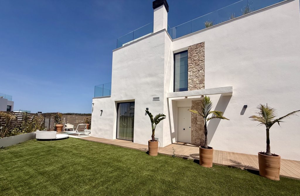 Exceptional Detached Townhouse with Private Splash Pool Close to Nearby Cala Tarida Beach in Cala Tarida — Townhouse