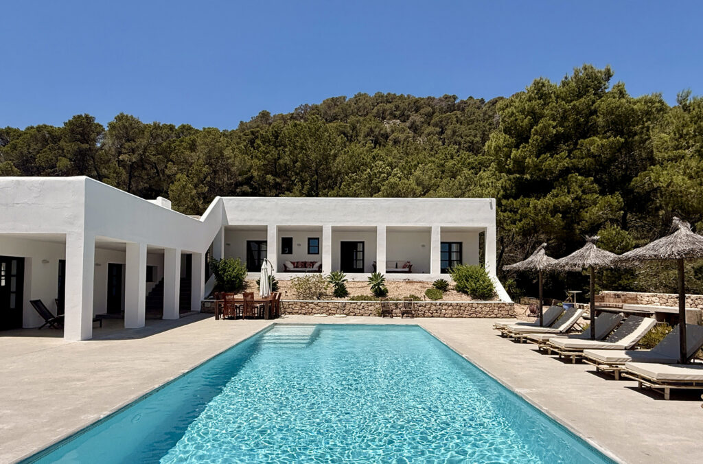 Elegant Contemporary Villa Set in Peaceful Country Surroundings with Tourist License in San Jose — Villa